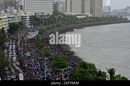 MUMBAI, INDIEN – 4. JULI: Cricket-Enthusiast wartet auf die Siegerparade des Teams India vor dem Wankhade Stadium am Marine Drive am 4. Juli 2024 in Mumbai, Indien. (Foto: Anshuman Poyrekar/Hindustan Times/SIPA USA) Stockfoto