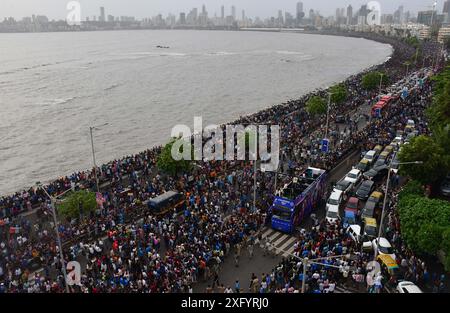 MUMBAI, INDIEN - 4. JULI: Indische Cricketspieler geben bei ihrer Ankunft eine Geste während einer Roadshow im offenen Bus, nachdem sie am 4. Juli 2024 in Mumbai, Indien, den ICC-Weltmeisterschaft für Männer gewonnen hatten. (Foto: Bhushan Koyande/Hindustan Times/SIPA USA) Stockfoto