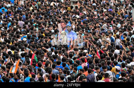 MUMBAI, INDIEN – 4. JULI: Cricket-Enthusiast wartet auf die Siegerparade des Teams India vor dem Wankhade Stadium am Marine Drive am 4. Juli 2024 in Mumbai, Indien. (Foto: Anshuman Poyrekar/Hindustan Times/SIPA USA) Stockfoto