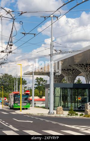 4. Juli 2024 Lublin Polen. Bushaltestelle an einem sonnigen Sommertag. Stockfoto