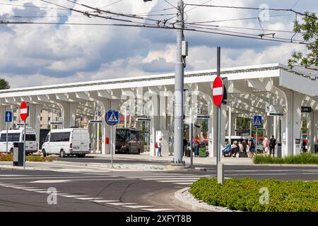 4. Juli 2024 Lublin Polen. Bushaltestelle an einem sonnigen Sommertag. Stockfoto