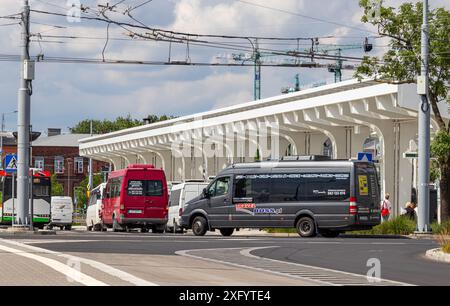 4. Juli 2024 Lublin Polen. Bushaltestelle an einem sonnigen Sommertag. Stockfoto