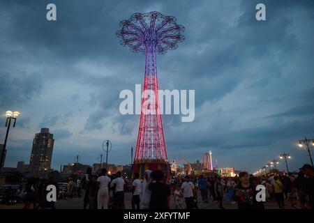 New York, New York, USA. Juli 2024. Der Fallschirmsprung auf Coney Island ist für den 4. Juli in Rot, weiß und Blau beleuchtet. (Kreditbild: © Edna Leshowitz/ZUMA Press Wire) NUR REDAKTIONELLE VERWENDUNG! Nicht für kommerzielle ZWECKE! Stockfoto