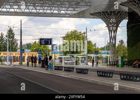 4. Juli 2024 Lublin Polen. Bushaltestelle an einem sonnigen Sommertag. Stockfoto