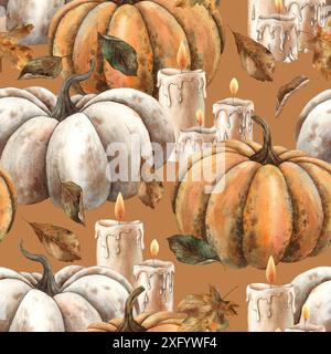 Muster von Kürbissen, Wachskerzen und Herbstblättern. Handgezeichnetes Aquarellmuster auf orangem Hintergrund. Für Design, Karten oder Verpackungen für den Herbsturlaub Stockfoto