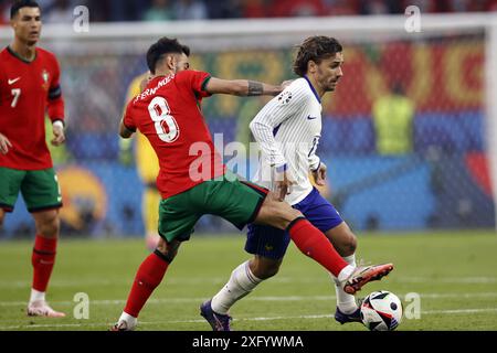 Hamburg, Deutschland. Juli 2024. (l-r) Bruno Fernandes aus Portugal, Antoine Griezmann aus Frankreich während des Viertelfinalspiels der UEFA EURO 2024 zwischen Portugal und Frankreich im Volksparkstadion am 5. Juli 2024 in Hamburg. ANP | Hollandse Hoogte | MAURICE VAN STEEN/Alamy Live News Stockfoto