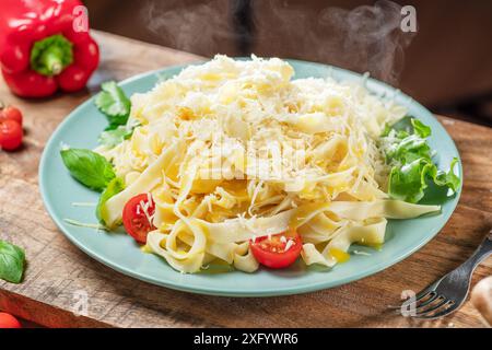 Heiße, dampfende, frisch zubereitete Pasta und frisches Gemüse in der Nähe, Pasta ist mediterrane italienische traditionelle Küche. Stockfoto
