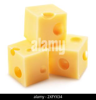 Emmentaler Käsewürfel mit Löchern auf weißem Hintergrund. Datei enthält Beschneidungspfad. Stockfoto