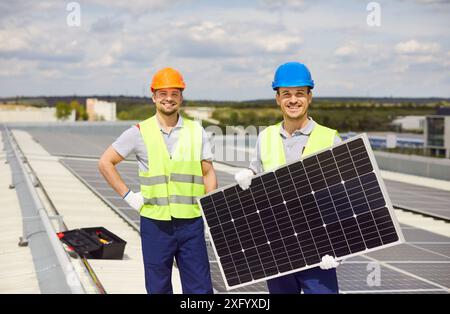 Porträt Von Happy Man Elektrikern, Die Sonnenkollektoren Auf Dem Dach Installieren Stockfoto