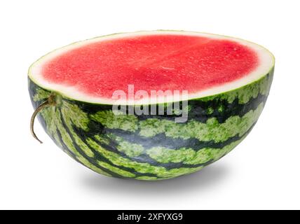 Runde gestreifte Wassermelone in der Mitte isoliert auf weißem Hintergrund. Beschneidungspfad. Stockfoto