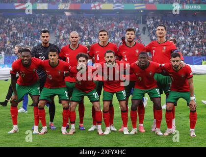 Hamburg, Deutschland. Juli 2024. Portugal beginnt elf Backrow: Diogo Costa, Pepe, Joao Palhinha, Ruben Dias, Cristiano Ronaldo, erste Reihe: Rafael Leao, Joao Cancelo, Vitinha, Bernardo Silva, Nuno Mendes und Bruno Fernandes aus Portugal beim Viertelfinale der UEFA-Europameisterschaften im Volksparkstadion in Hamburg. Der Bildnachweis sollte lauten: Paul Terry/Sportimage Credit: Sportimage Ltd/Alamy Live News Stockfoto