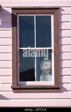 Leeres Zimmerfenster mit Ausschnitt einer Frau im Stil der 1950er Jahre - Carcross, Yukon Stockfoto