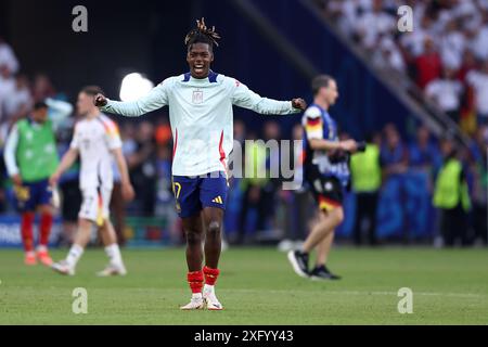Stuttgart, Deutschland. Juli 2024. Nico Williams aus Spanien feiert das Ende des Viertelfinales der UEFA Euro 2024 zwischen Spanien und Deutschland am 5. Juli 2024 in der Arena Stuttgart in Stuttgart. Credit: Marco Canoniero/Alamy Live News Stockfoto