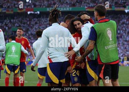 Stuttgart, Deutschland. Juli 2024. Spieler von Spanien feiern am 5. Juli 2024 in Stuttgart das Ende des Viertelfinalspiels der UEFA Euro 2024 zwischen Spanien und Deutschland in der Arena Stuttgart. Credit: Marco Canoniero/Alamy Live News Stockfoto