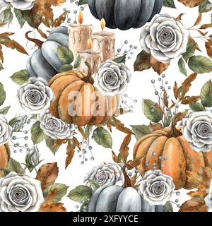 Schwarze und orangene Kürbisse, Wachskerzen, weiße Rosen mit Herbstblättern und Beeren. Nahtloses Aquarellmuster auf weißem Hintergrund. Geeignet für Ha Stockfoto