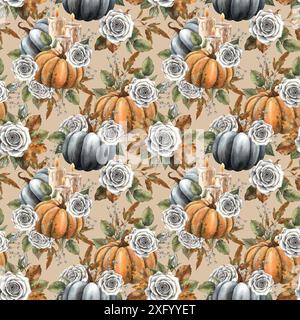 Schwarze und orangene Kürbisse, Wachskerzen, weiße Rosen mit Herbstblättern und Beeren. Nahtloses Aquarellmuster auf beigefarbenem Hintergrund. Geeignet für Ha Stockfoto