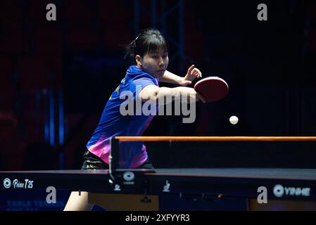 Bangkok, Thailand. Juli 2024. Chen Xingtong aus China spielt gegen Saki Shibata aus Japan (nicht abgebildet) während der Einzelrunde 32 der Tischtennis Frauen im World Table Tennis Star Contender Bangkok 2024 im Huamark Indoor Stadium. Chen Xingtong gewann Saki Shibata 3-0 (11:6, 11:7, 11:9) Credit: SOPA Images Limited/Alamy Live News Stockfoto