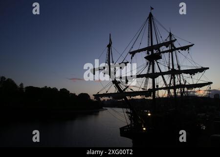 Newcastle, Großbritannien. Juli 2024. Die Galeón Andalucía ist eine Nachbildung des Schiffes, das von den Spaniern im 16. Bis 18. Jahrhundert bei Entdeckungsreisen und interozeanischem Handel zwischen Spanien, Amerika und den Philippinen in den sogenannten Flotten der Indischen Inseln eingesetzt wurde. Die Schifffahrt beginnt am frühen Morgen des 8. Juli von Newcastle nach Whitby entlang der englischen Küste. Spiller's Quay, Newcastle upon Tyne, Großbritannien. Juli 2024. Quelle: DEW/Alamy Live News Stockfoto