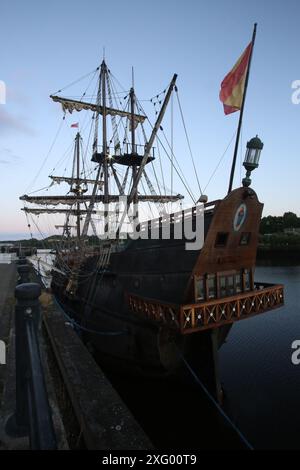 Newcastle, Großbritannien. Juli 2024. Die Galeón Andalucía ist eine Nachbildung des Schiffes, das von den Spaniern im 16. Bis 18. Jahrhundert bei Entdeckungsreisen und interozeanischem Handel zwischen Spanien, Amerika und den Philippinen in den sogenannten Flotten der Indischen Inseln eingesetzt wurde. Die Schifffahrt beginnt am frühen Morgen des 8. Juli von Newcastle nach Whitby entlang der englischen Küste. Spiller's Quay, Newcastle upon Tyne, Großbritannien. Juli 2024. Quelle: DEW/Alamy Live News Stockfoto