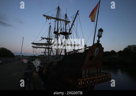 Newcastle, Großbritannien. Juli 2024. Die Galeón Andalucía ist eine Nachbildung des Schiffes, das von den Spaniern im 16. Bis 18. Jahrhundert bei Entdeckungsreisen und interozeanischem Handel zwischen Spanien, Amerika und den Philippinen in den sogenannten Flotten der Indischen Inseln eingesetzt wurde. Die Schifffahrt beginnt am frühen Morgen des 8. Juli von Newcastle nach Whitby entlang der englischen Küste. Spiller's Quay, Newcastle upon Tyne, Großbritannien. Juli 2024. Quelle: DEW/Alamy Live News Stockfoto