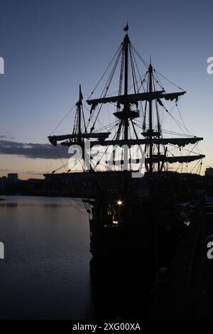 Newcastle, Großbritannien. Juli 2024. Die Galeón Andalucía ist eine Nachbildung des Schiffes, das von den Spaniern im 16. Bis 18. Jahrhundert bei Entdeckungsreisen und interozeanischem Handel zwischen Spanien, Amerika und den Philippinen in den sogenannten Flotten der Indischen Inseln eingesetzt wurde. Die Schifffahrt beginnt am frühen Morgen des 8. Juli von Newcastle nach Whitby entlang der englischen Küste. Spiller's Quay, Newcastle upon Tyne, Großbritannien. Juli 2024. Quelle: DEW/Alamy Live News Stockfoto