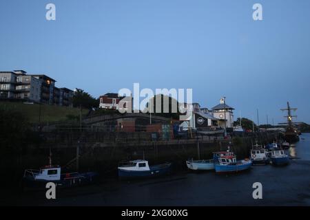 Newcastle, Großbritannien. Juli 2024. Die Galeón Andalucía ist eine Nachbildung des Schiffes, das von den Spaniern im 16. Bis 18. Jahrhundert bei Entdeckungsreisen und interozeanischem Handel zwischen Spanien, Amerika und den Philippinen in den sogenannten Flotten der Indischen Inseln eingesetzt wurde. Die Schifffahrt beginnt am frühen Morgen des 8. Juli von Newcastle nach Whitby entlang der englischen Küste. Spiller's Quay, Newcastle upon Tyne, Großbritannien. Juli 2024. Quelle: DEW/Alamy Live News Stockfoto