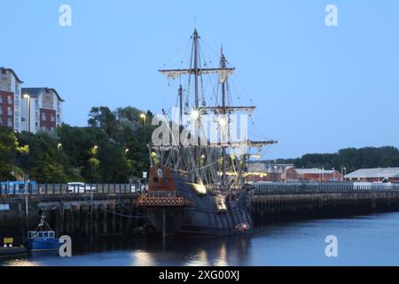 Newcastle, Großbritannien. Juli 2024. Die Galeón Andalucía ist eine Nachbildung des Schiffes, das von den Spaniern im 16. Bis 18. Jahrhundert bei Entdeckungsreisen und interozeanischem Handel zwischen Spanien, Amerika und den Philippinen in den sogenannten Flotten der Indischen Inseln eingesetzt wurde. Die Schifffahrt beginnt am frühen Morgen des 8. Juli von Newcastle nach Whitby entlang der englischen Küste. Spiller's Quay, Newcastle upon Tyne, Großbritannien. Juli 2024. Quelle: DEW/Alamy Live News Stockfoto