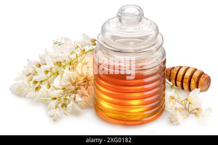 Natürlicher Bio-Honig im Glas, Honigpflanze Akazienblüten und Blätter in der Nähe isoliert auf weißem Hintergrund. Stockfoto