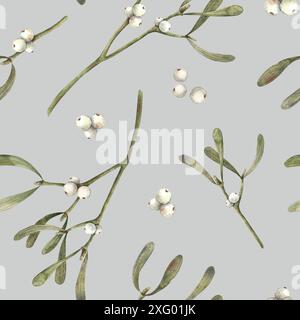 Nahtloses Muster von Aquarellmistel mit weißen Beeren auf grauem Hintergrund. Weihnachtsmuster im botanischen Stil, für Silvester Geschenkpapier, Stockfoto