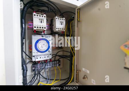 Zeitschaltuhr für Schaltschrank zur Stromversorgung großer elektrischer Anlagen. Stockfoto