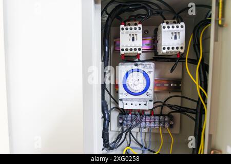 Zeitschaltuhr für Schaltschrank zur Stromversorgung großer elektrischer Anlagen. Stockfoto