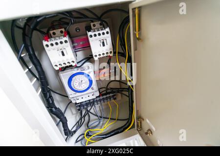 Zeitschaltuhr für Schaltschrank zur Stromversorgung großer elektrischer Anlagen. Stockfoto