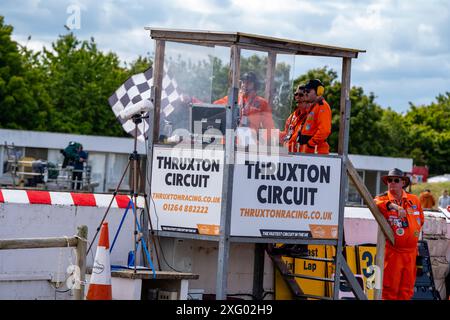 Andover, Hampshire - 8. Juni 2024: British Touring Car Championship Thruxton Qualifying Thruxton Marshalls Stockfoto