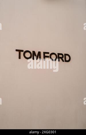 Logo einer berühmten Boutique Tom Ford auf weißem Hintergrund. Tom Ford ist ein luxuriöses Modehaus. Stockfoto