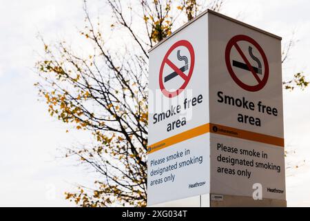 Rauchverbotsschild, Flughafen Heathrow, London, England, Großbritannien Stockfoto