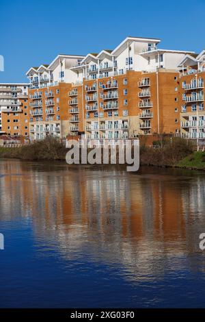 Apartments am Fluss Taff, Cardiff, Wales, Großbritannien Stockfoto