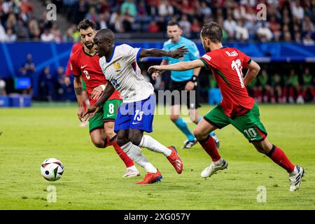 Volksparkstadion, Hamburg, Deutschland. Juli 2024. Fußball im Viertelfinale der Euro 2024, Portugal gegen Frankreich; Bruno Fernandes (POR) verfolgt gegen N'Golo Kante (FRA), unterstützt von Bernardo Silva (POR) Credit: Action Plus Sports/Alamy Live News Stockfoto