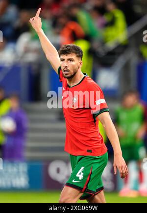 Portugals Ruben Dias in Aktion während der UEFA Euro 2024, dem Viertelfinalspiel im Volksparkstadion in Hamburg. Bilddatum: Freitag, 5. Juli 2024. Stockfoto