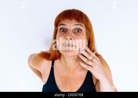 Porträt positive rothaarige Frau mittleren Alters, kurvig, oben Stockfoto