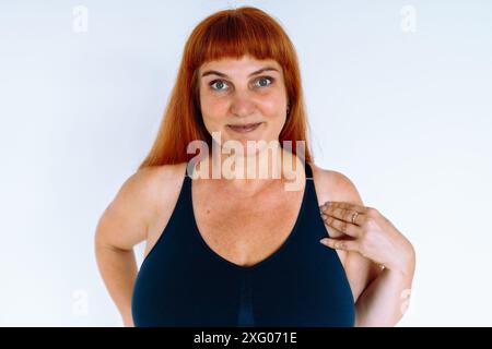 Porträt positive rothaarige Frau mittleren Alters, kurvig, oben Stockfoto