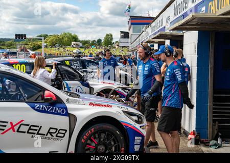 Andover, Hampshire - 8. Juni 2024: British Touring Car Championship Thruxton Qualifying Excelr8 Motorsport Mechanics Stockfoto