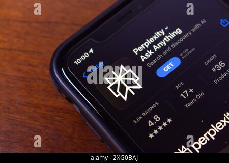 Die perplexity.ai-App wird in einem App Store auf einem iPhone angezeigt. Perplexity AI ist eine Forschungs- und Suchmaschine, die auf KI-Chatbots basiert. Stockfoto