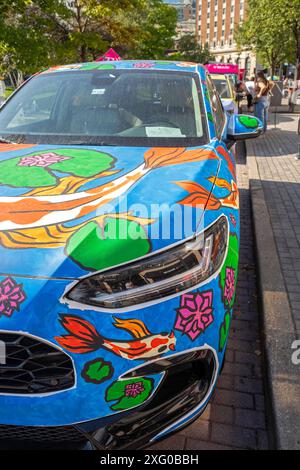 Grand Rapids, Michigan – Ein Honda HR-V, der beim ArtPrize-Wettbewerb mit Koi-Fisch dekoriert ist. Die jährliche Kunst- und Kulturveranstaltung bietet mehr als eine Stockfoto