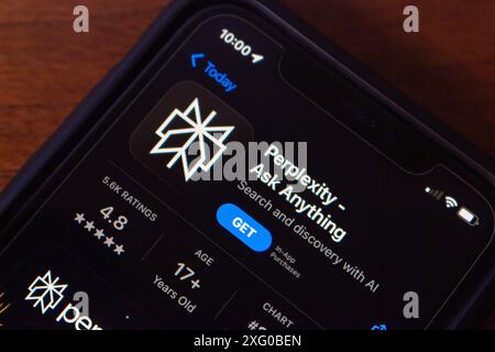 Die perplexity.ai-App wird in einem App Store auf einem iPhone angezeigt. Perplexity AI ist eine Forschungs- und Suchmaschine, die auf KI-Chatbots basiert. Stockfoto