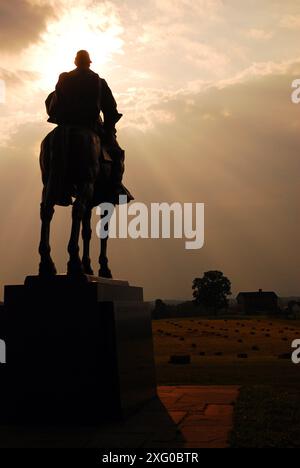 Die Sonne geht auf einer Statue von Stonewall Jackson in Manassas Virginia unter Stockfoto