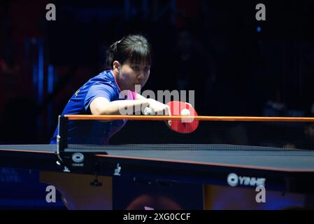 Bangkok, Thailand. Juli 2024. Chen Xingtong aus China spielt gegen Saki Shibata aus Japan (nicht abgebildet) während der Einzelrunde 32 der Tischtennis Frauen im World Table Tennis Star Contender Bangkok 2024 im Huamark Indoor Stadium. Chen Xingtong gewann Saki Shibata 3-0 (11:6, 11:7, 11:9) (Foto: Peerapon Boonyakiat/SOPA Images/SIPA USA) Credit: SIPA USA/Alamy Live News Stockfoto