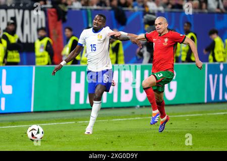 Frankreichs Marcus Thuram (links) und Portugals Pepe kämpfen um den Ball während der UEFA Euro 2024, Viertelfinalspiel im Volksparkstadion in Hamburg. Bilddatum: Freitag, 5. Juli 2024. Stockfoto