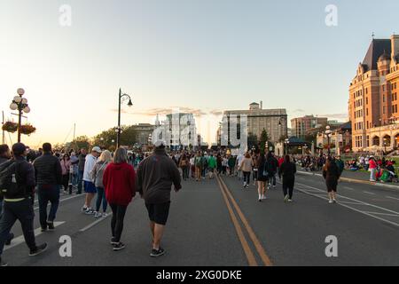 Victoria, KANADA - 1. Juli 2024 : Eine Menschenmenge läuft auf der Government Street in Victoria und feiert den Canada Day mit verschiedenen Veranstaltungen und Aktivitäten. Stockfoto