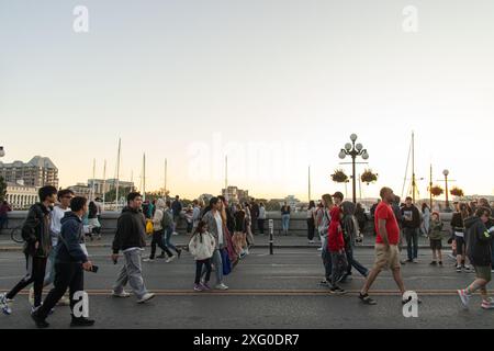 Victoria, KANADA - 1. Juli 2024 : Eine Menschenmenge läuft auf der Government Street in Victoria und feiert den Canada Day mit verschiedenen Veranstaltungen und Aktivitäten. Stockfoto