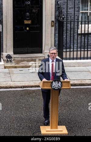 London, Großbritannien. Juli 2024. Sir Keir Starmer spricht vor der Downing Street 10 als Premierminister nach dem Sieg der Labour Party bei den Parlamentswahlen. Die Labour Party gewann die Parlamentswahlen mit einem Erdrutsch und endete damit 14 Jahre konservativer Regierung. Quelle: Mark Kerrison/Alamy Live News Stockfoto